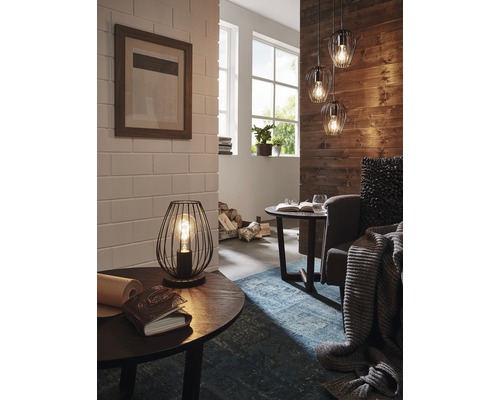 Innenraumansicht mit Tischleuchte, Pendelleuchten und dekorativen Elementen für ein gemütliches Wohnambiente