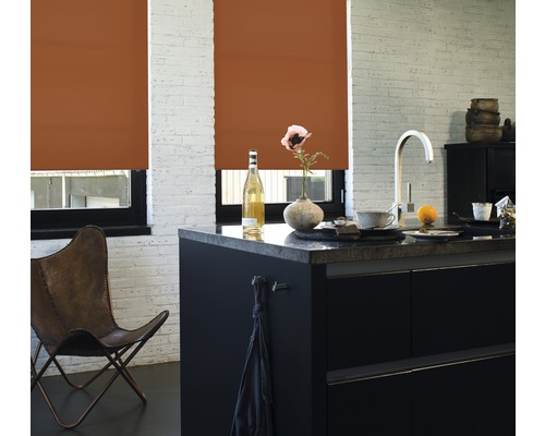 Küchenszene mit Rollos, Kücheninsel und Sitzgelegenheit