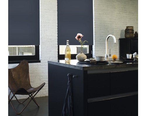 Moderne Küche mit Fensterrollos für Sichtschutz und Abdunkelung