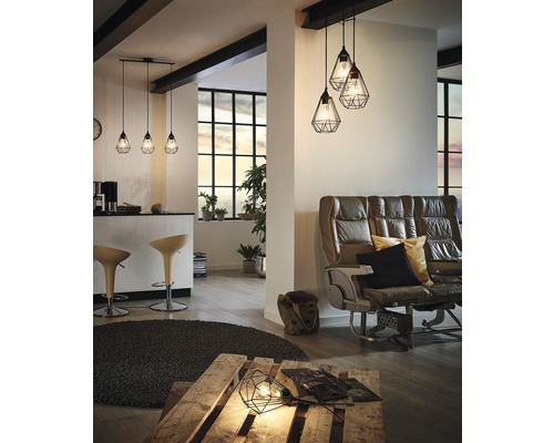 Wohnraum mit Barhockern, Ledersofa, Palette und mehreren geometrischen Hängelampen.