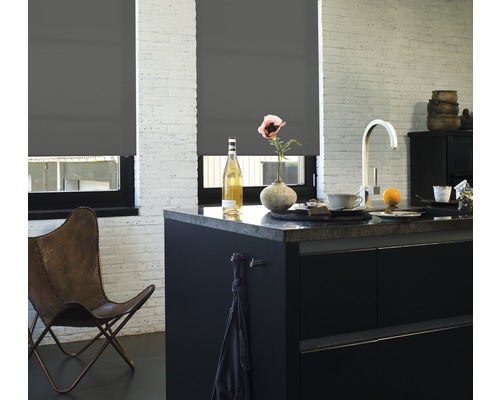 Dunkle Rollos an Fenstern in einer hellen Küche mit Kücheninsel.