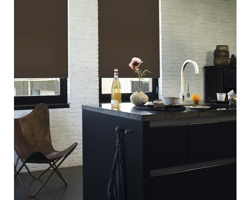 Szene mit braunen Rollos in einem hellen Raum mit Ziegelwand