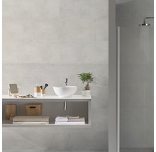 Modernes Badezimmer mit Dusche, Waschbecken und grauen Wandfliesen