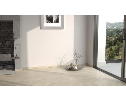 Heller Raum mit Kamin, Fenster und Dekoration