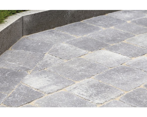 Verlegte Pflastersteine mit Randsteinen