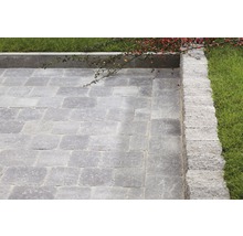 Gepflasterter Gartenweg mit Randsteinen