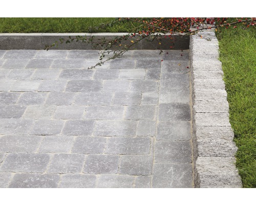 Gepflasterter Gartenweg mit Randsteinen