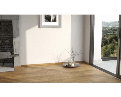 Heller Raum mit Holzboden, Fenster und Dekoration