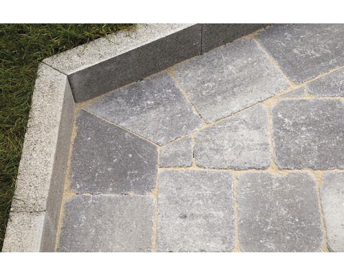 Verlegung von Pflastersteinen mit Einfassung