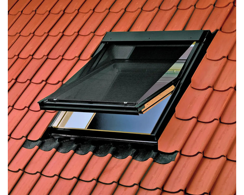 Dachfenster mit Insektenschutzgitter in einem Ziegeldach
