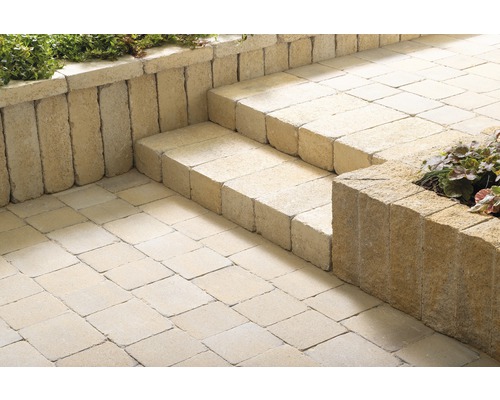 Gartenbereich mit Pflastersteinen, Treppe und Mauer