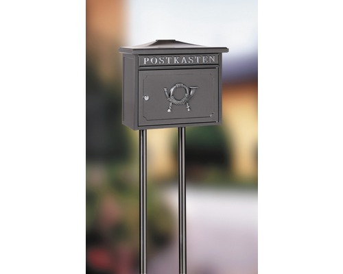 Briefkasten mit Ständer und Posthorn-Motiv