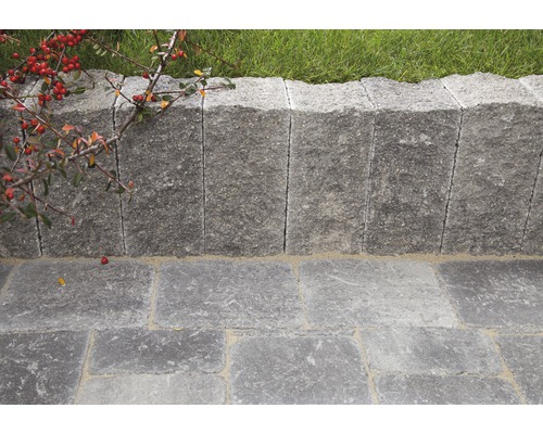 Gartenmauer aus Steinblöcken mit Pflastersteinen