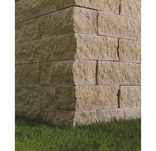 Ansicht einer Stützmauer aus Sandsteinblöcken mit grüner Rasenfläche