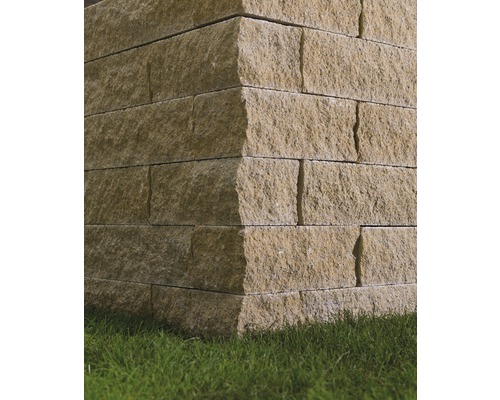 Ansicht einer Stützmauer aus Sandsteinblöcken mit grüner Rasenfläche