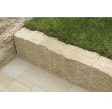 Gartenmauer aus Steinen mit Rasenfläche