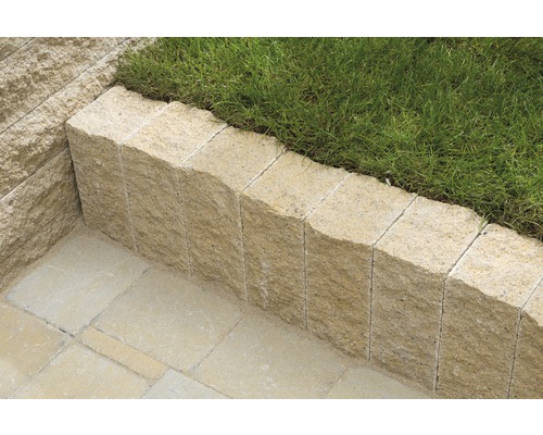 Gartenmauer aus Steinen mit Rasenfläche