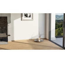 Heller Raum mit Fliesen in Holzoptik, Fenster und Deko