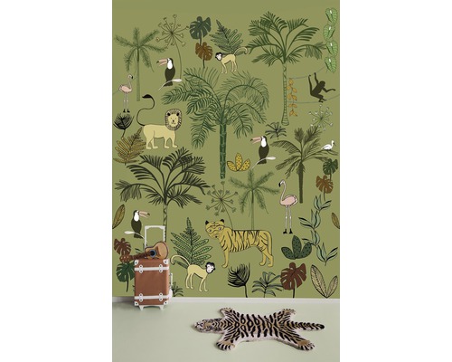 Dekorative Dschungeltapete mit Tieren und Pflanzen, ergänzt durch einen Koffer und einen Teppich in Tierform