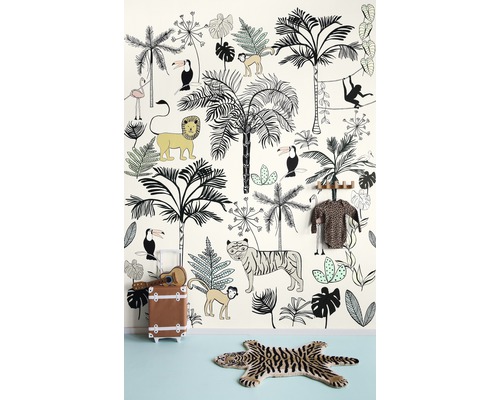 Kinderzimmer mit Dschungeltapete, Tigerteppich und braunem Koffer