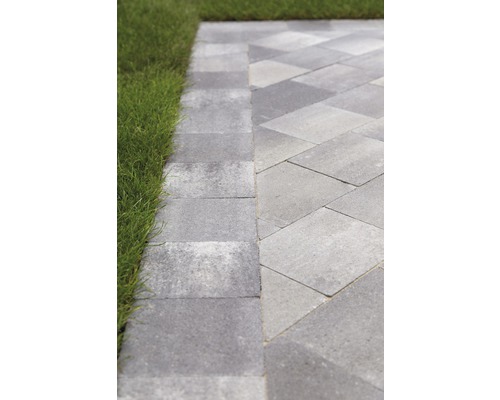 Gartenweg mit Rasen und Pflastersteinen
