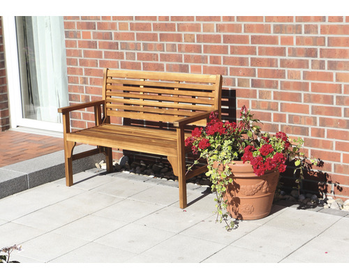 Holz Gartenbank mit Blumenkübel vor einer Ziegelwand