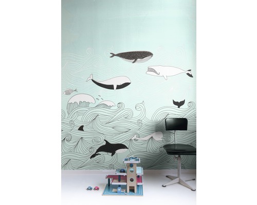 Zimmer mit Meerestier-Tapete, Spielzeuggarage und Bürostuhl