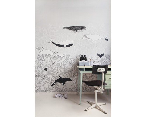 Kinderzimmer mit Wal-Tapete, Schreibtisch und Stuhl.