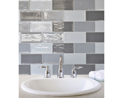 Badezimmerwaschbecken mit Armatur und grauen Metro Fliesen