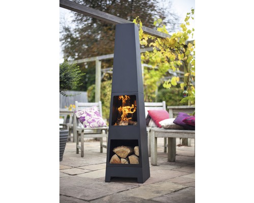 Moderner Gartenkamin aus Metall mit Holz und Feuerstelle im Außenbereich.