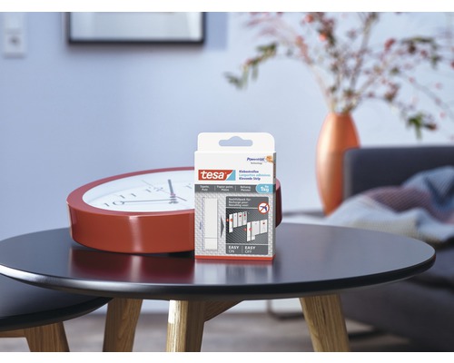 Tesa Klebestreifen Packung auf einem Tisch