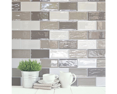 Wandfliesen mit keramischer Oberfläche im Innenraum, arrangiert mit Topf, Tasse und Krug