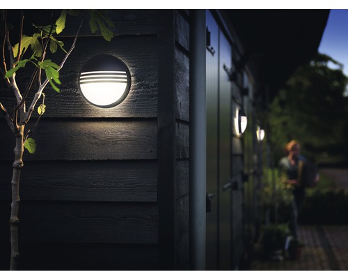 Wandleuchte außen am Holzhaus montiert.