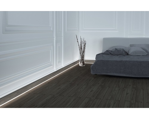 Schlafzimmer mit indirekter Beleuchtung und Holzboden