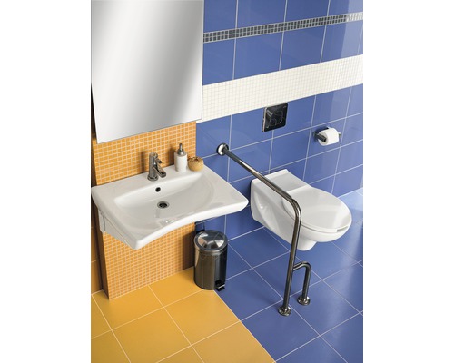 Badezimmer mit Waschtisch, Spiegel, Toilette mit Haltegriff und Mülleimer