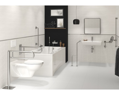 Barrierefreies Badezimmer mit Toilette, Badewanne und Waschbecken mit Haltegriffen