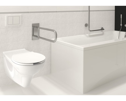 Modernes Badezimmer mit Wand-WC, Badewanne und Haltegriffen zur Unterstützung