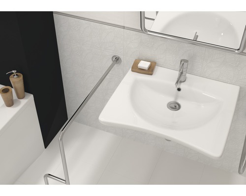 Modernes Badezimmer mit Waschbecken, Armatur, Spiegel und Handtuchhalter