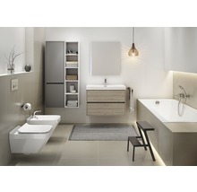 Modernes Badezimmer mit Waschtisch, Spiegel, Badewanne, Bidet und Stauraummöbeln