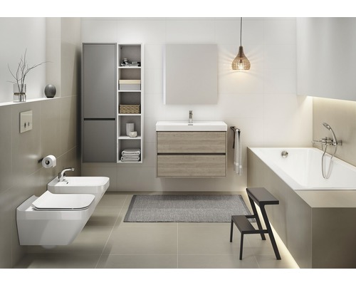 Modernes Badezimmer mit Waschtisch, Spiegel, Badewanne, Bidet und Stauraummöbeln