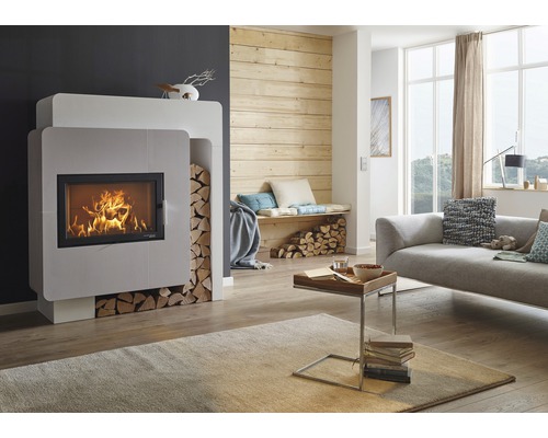 Wohnzimmer mit Kaminofen, Holzregal und Sofa