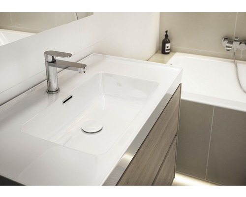 Waschtisch mit Armatur und Unterschrank im Badezimmer