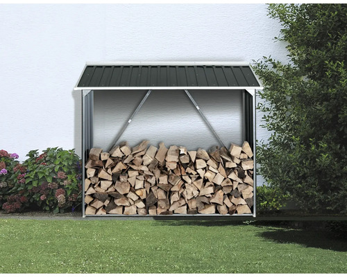 Holzlager mit Holz auf Rasen