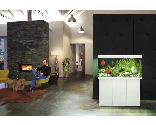 Wohnzimmer mit Kamin, Aquarium und lesendem Mann