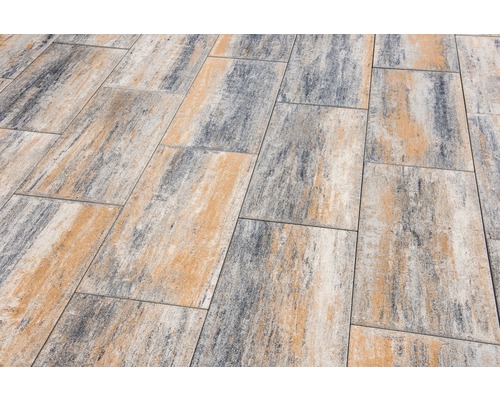 Verlegte Betonpflastersteine mit melierter Oberfläche