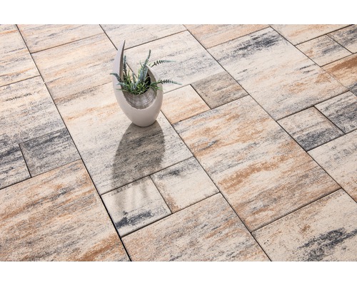 Verlegte Pflastersteine mit Muster und Vase mit Pflanze