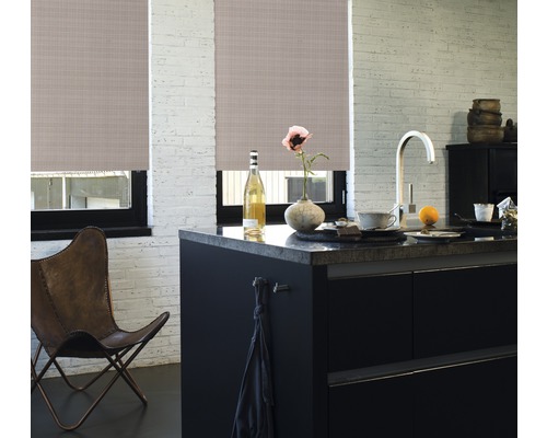 Innenraum mit Fensterrollos, Küchentheke und Sitzgelegenheit