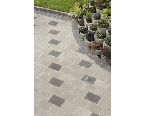 Gartenweg mit Betonpflastersteinen und bepflanzten Betonblöcken