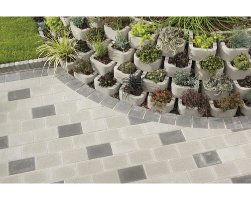 Gartenszene mit Pflanzsteinen und Pflastersteinen