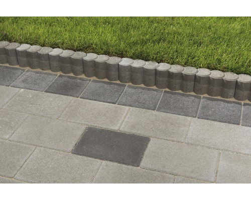 Gartenweg mit Rasenkante und Pflastersteinen